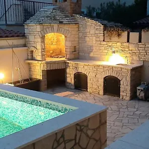 Apartment Helle Mit Privatpool Und Gemütlicher Grillecke, Ližnjan