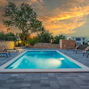 Apartment Cesare With Shared Pool, Ližnjan